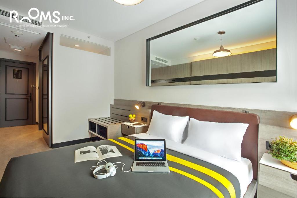 เตียงในห้องที่ Rooms Inc Semarang