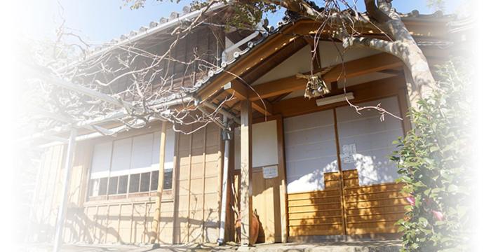 een huis met een veranda met een boom bij Taikoji Shukubo Hostel in Ise