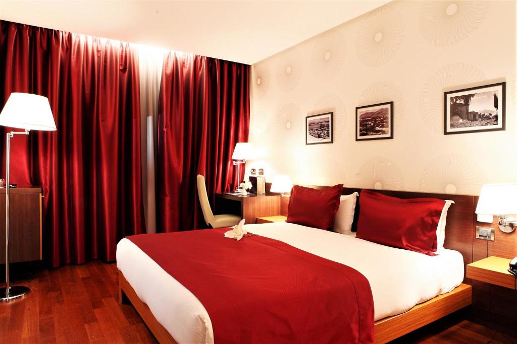 Cama ou camas em um quarto em Tirana International Hotel & Conference Center