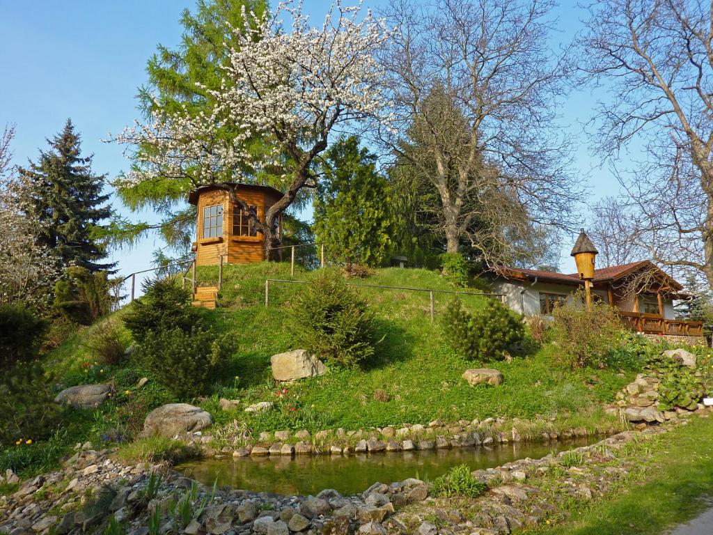 une maison au sommet d'une colline près d'une rivière dans l'établissement Harzer Feriengarten, à Quedlinbourg