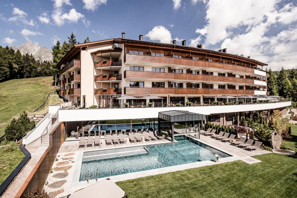 un hotel con piscina e un resort di Josef Mountain Resort a Avelengo