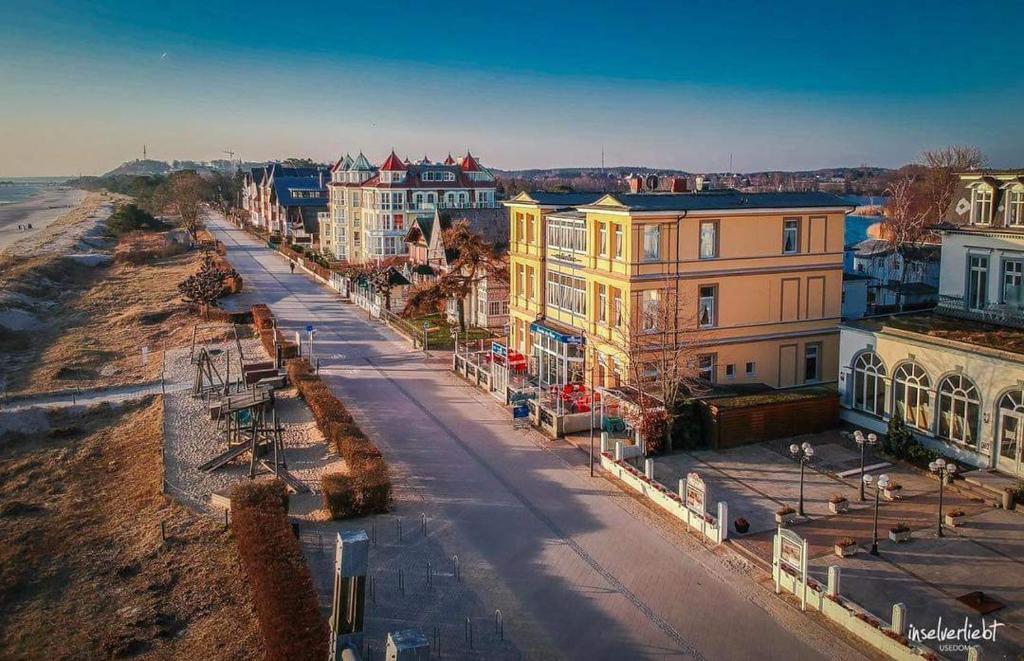 El barrio en el que está la pensión o un barrio cercano