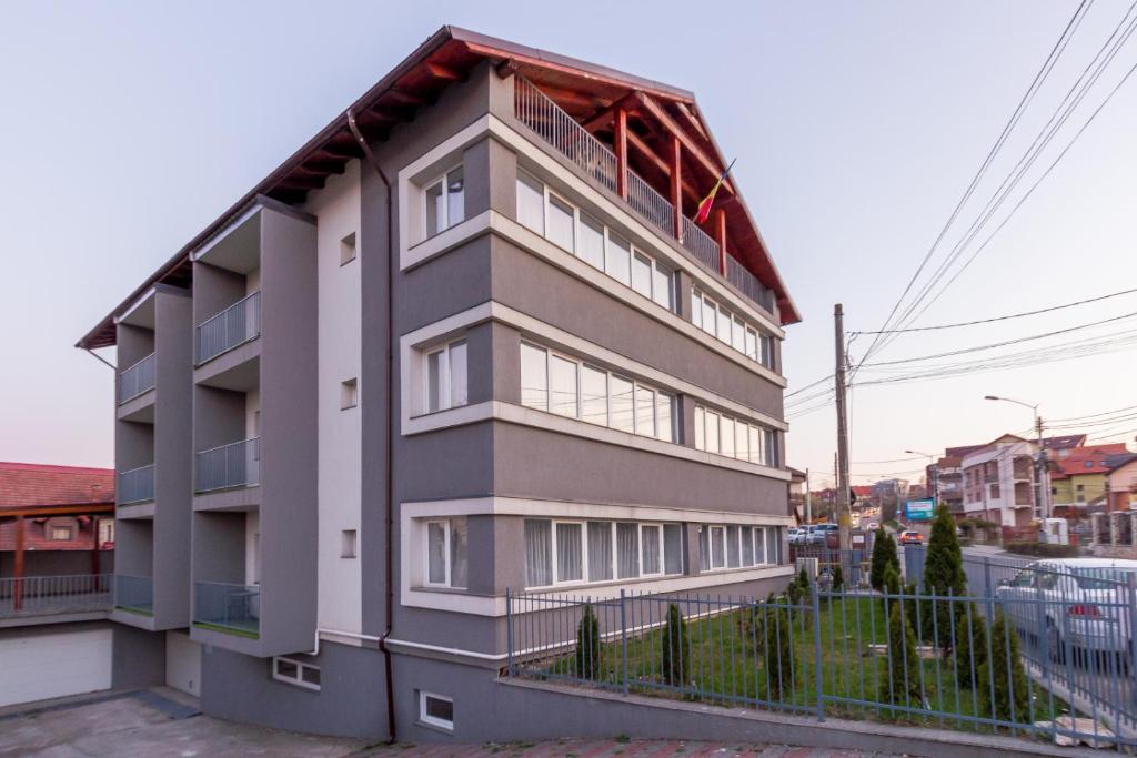 un edificio alto con balcone sopra di Rania Apartments a Cluj-Napoca