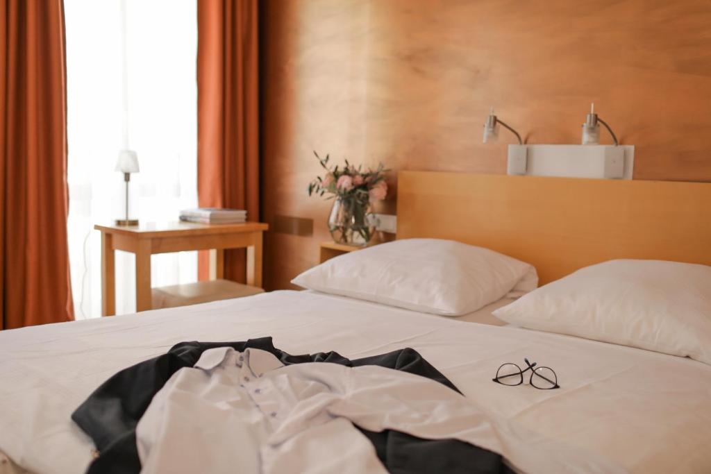 Ein Bett oder Betten in einem Zimmer der Unterkunft Town Hotel Wiesbaden - kleines Privathotel in Bestlage