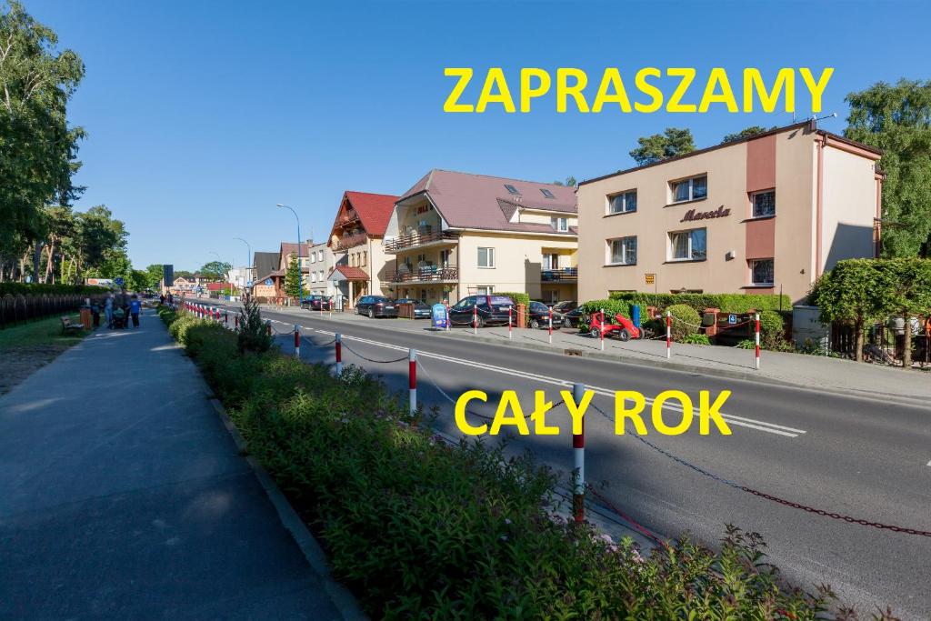 Una strada di città con un cartello che legge "Crazy Rock" di Willa Marcela a Dziwnówek