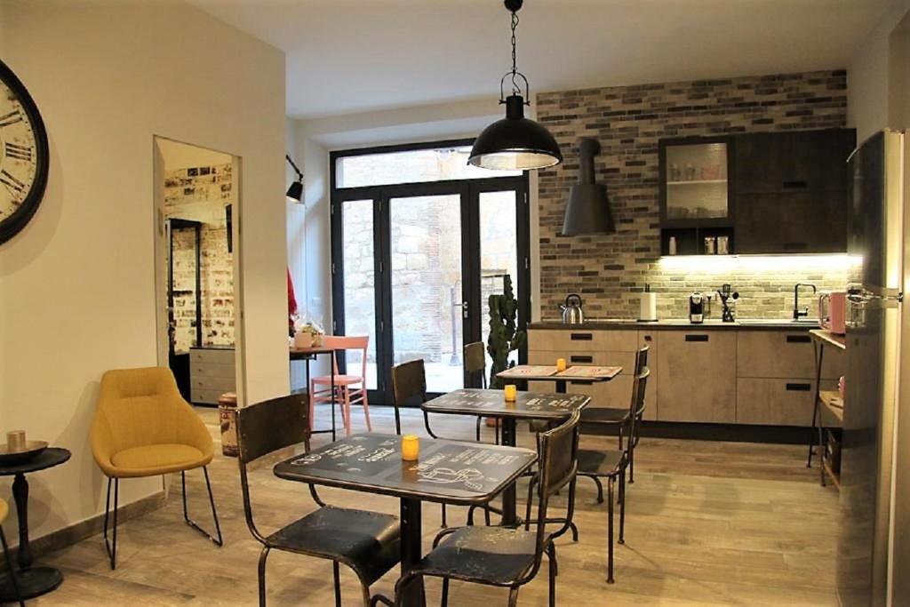 una cucina e una sala da pranzo con tavoli e sedie di INDUSTRIAL CHIC HOUSE - Private parking a Orvieto