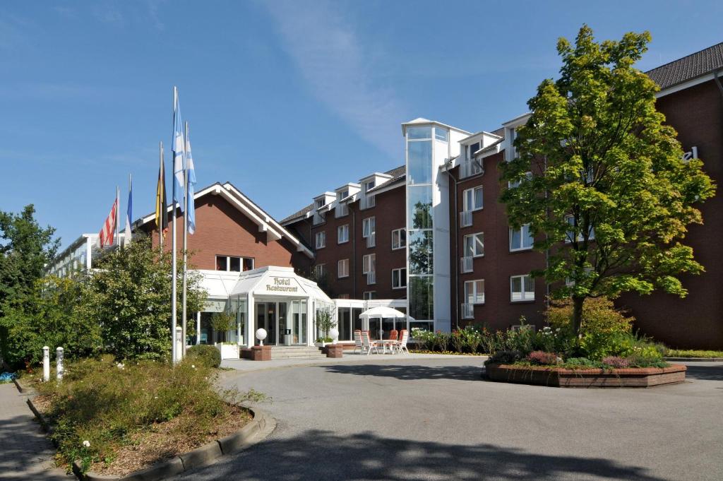 ein Gebäude mit einem Baum davor in der Unterkunft Parkhotel Am Glienberg by NP in Zinnowitz