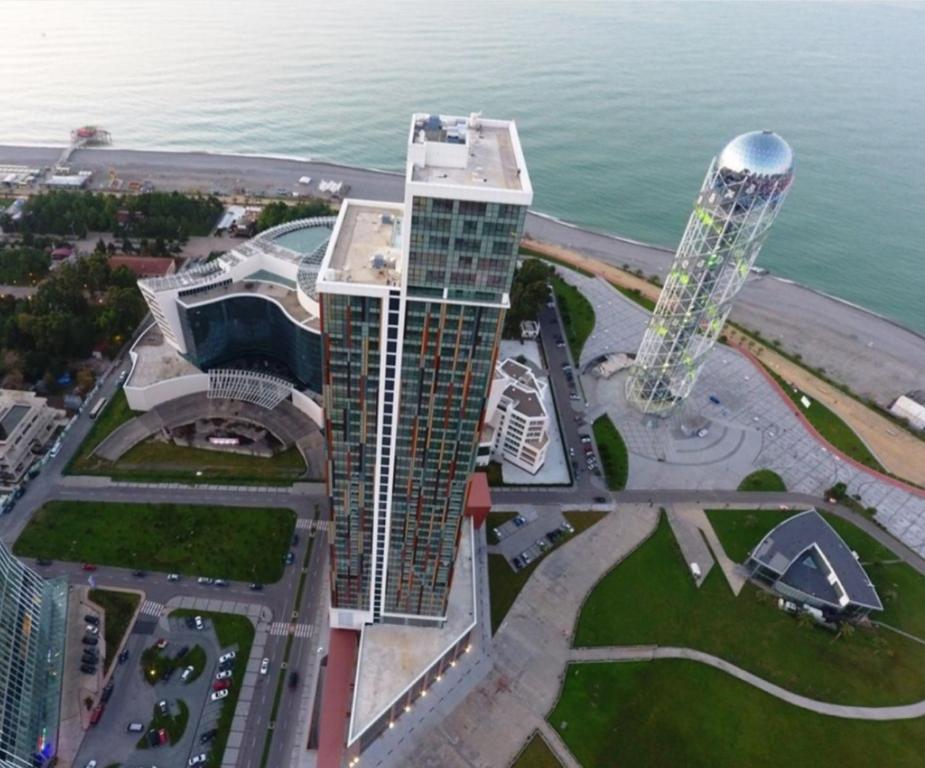 eine Luftansicht auf ein Gebäude und einen Turm in der Unterkunft Premium apartment in Porta Batumi Tower in Batumi