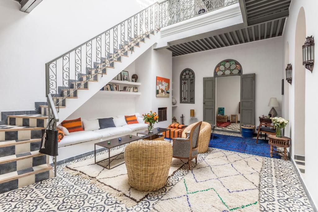 sala de estar con sofá y escaleras en Riad Dar-tus, en Tánger