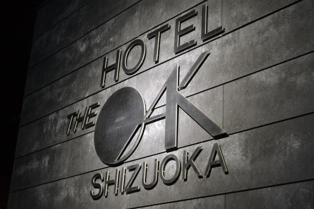 una señal para el hotel shokoka en el lateral de un edificio en Hotel Oak Shizuoka, en Shizuoka