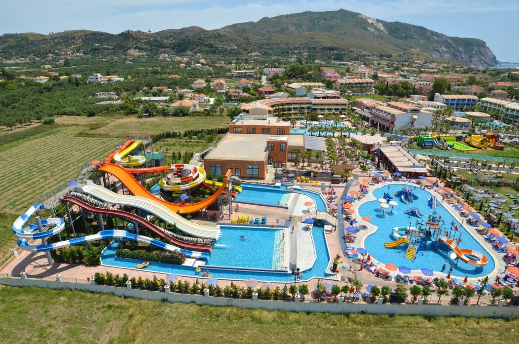 Bazen u objektu Caretta Beach Resort & WaterPark ili u blizini