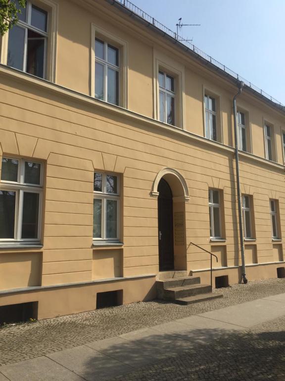 un edificio con una puerta y escaleras. en Ferienwohnung Zentrum, en Neuruppin