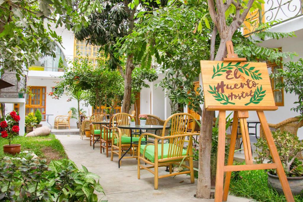 Un jardín fuera de El Huerto Hostel