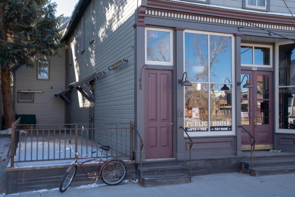 Rattasõit majutusasutuse Public House Lofts aladel või selle läheduses