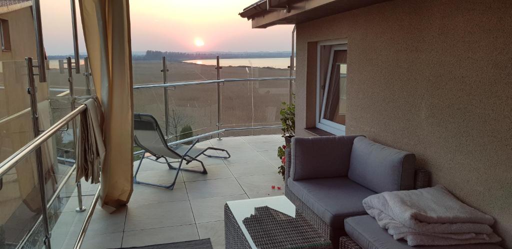 balcone con divano e vista sull'oceano di Willa Dobryłko a Rewa