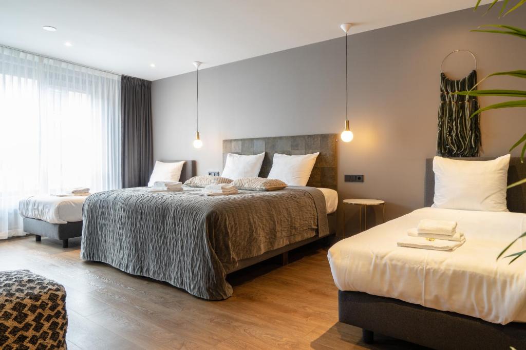 Rúm í herbergi á Boutique Suites Lisse - Keukenhof