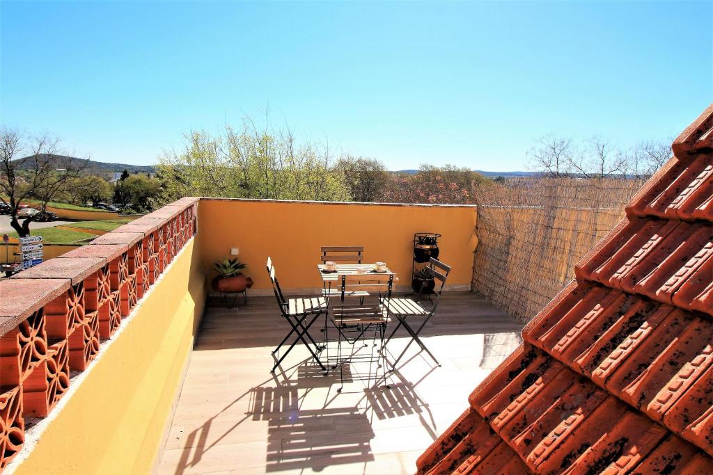 d'une terrasse avec une table et des chaises sur un balcon. dans l'établissement Terraços de Elvas I, à Elvas