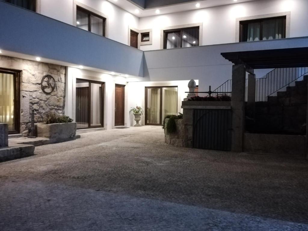 un patio vacío de un edificio por la noche en RURAL HOUSE, en Guifões