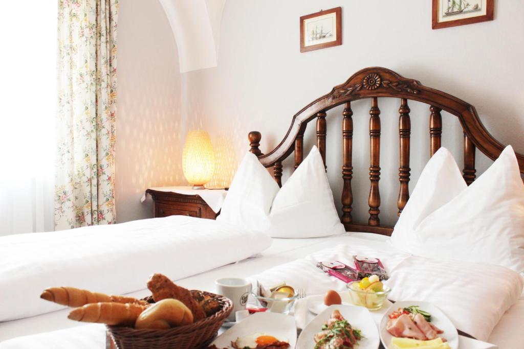 Cama ou camas em um quarto em Stadthotel Restaurant Auerhahn