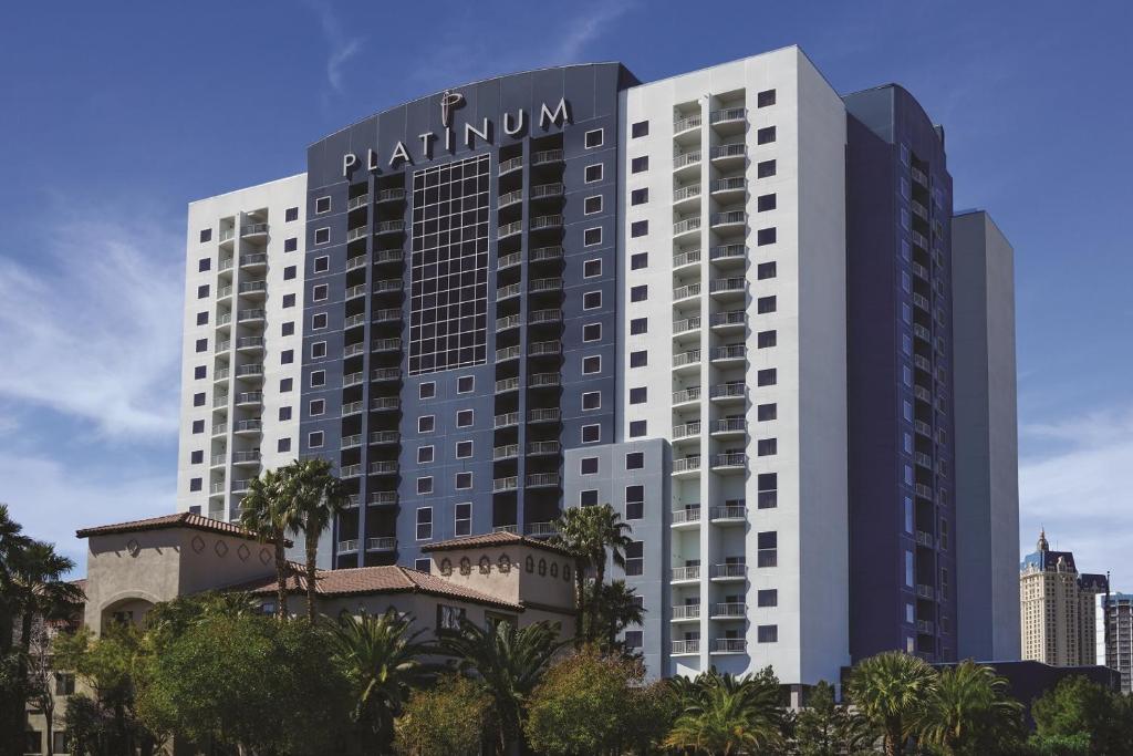 Un palazzo alto con un cartello sopra. di The Platinum Hotel a Las Vegas