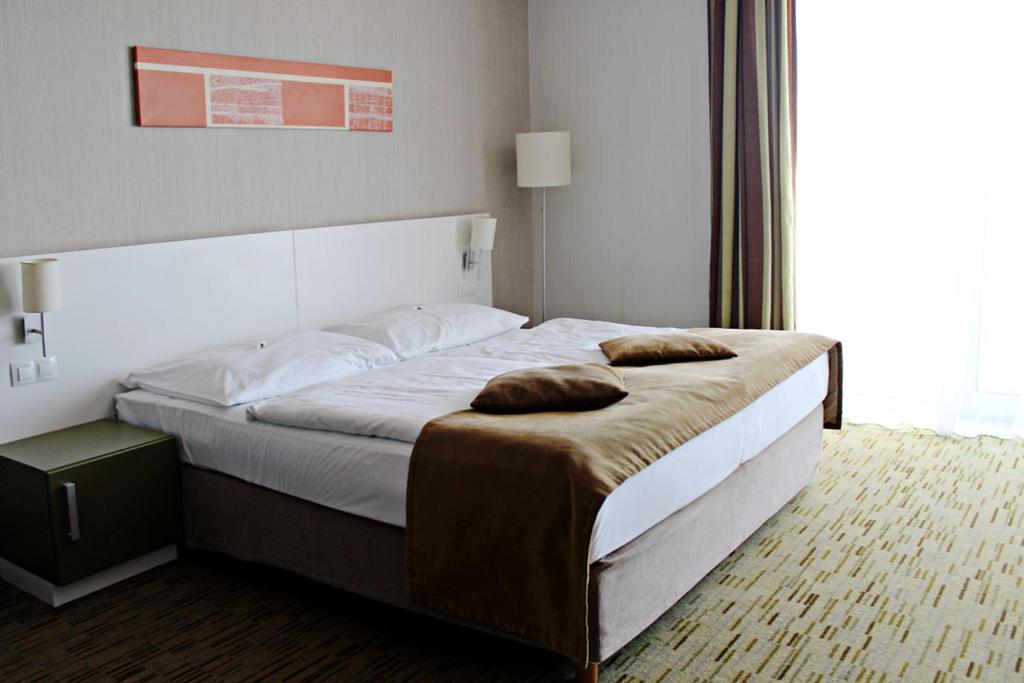 A bed or beds in a room at Hotel EMPIRE