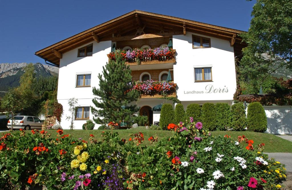 ein Gebäude mit Blumen davor in der Unterkunft Landhaus Doris in Leutasch