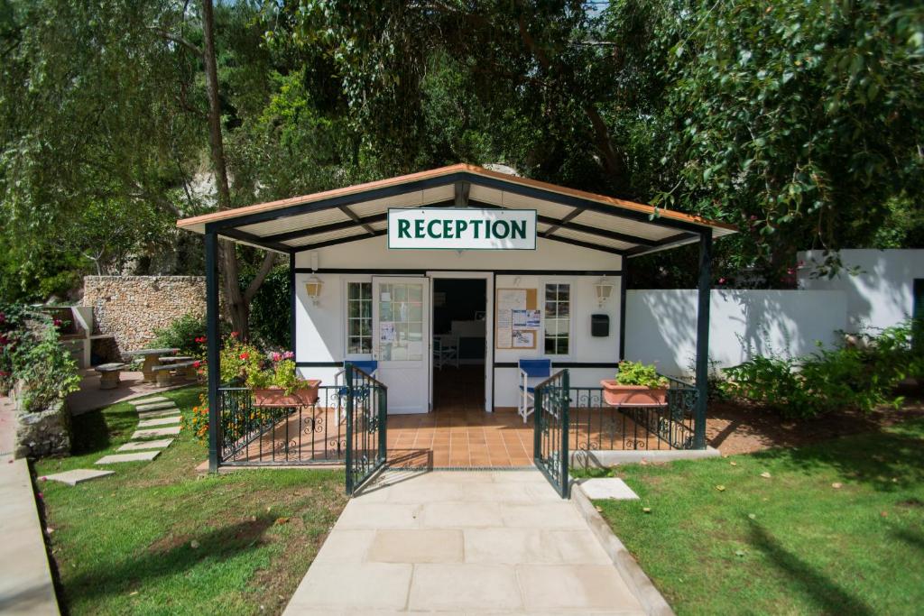 ein Kiosk mit einem Schild, das Wiederholungen liest in der Unterkunft Galdana Gardens in Cala Galdana