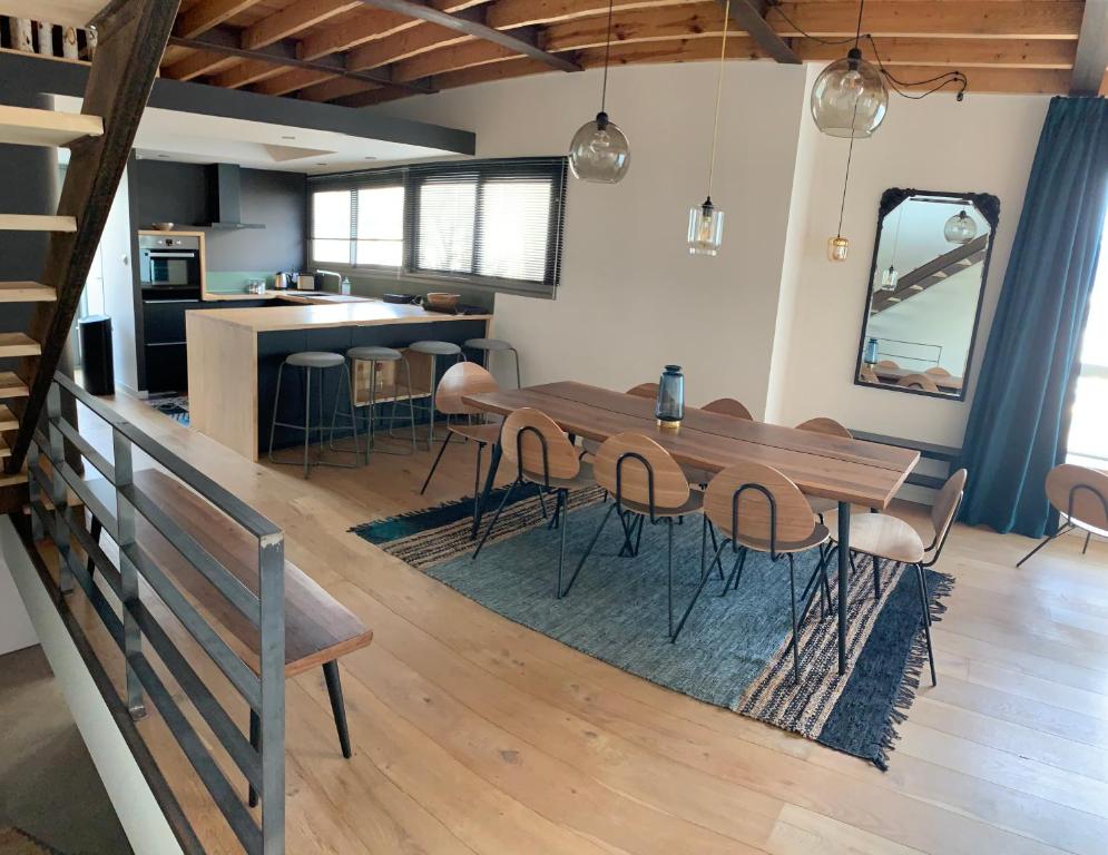 - une salle à manger et une cuisine avec une table et des chaises en bois dans l'établissement VILLA "Le LOFT", à Wimereux