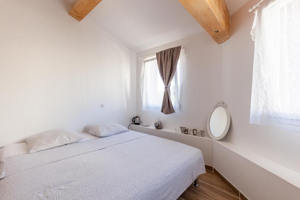 Cama ou camas em um quarto em Alpinias Bed and Breakfast