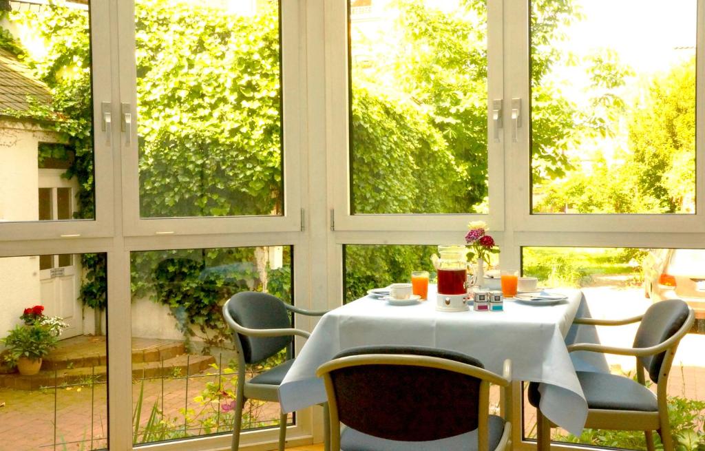 uma mesa com uma toalha de mesa branca em frente a uma janela em Hotel zum Scheppen Eck em Wiesbaden