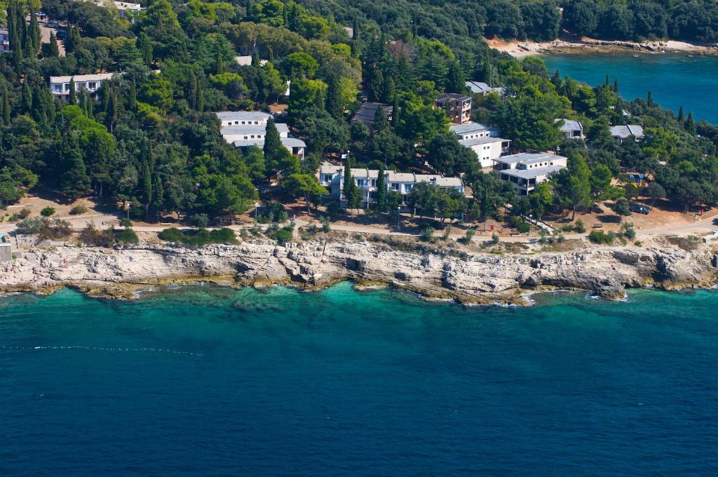 - une vue aérienne sur une petite île de l'océan dans l'établissement Horizont Resort, à Pula