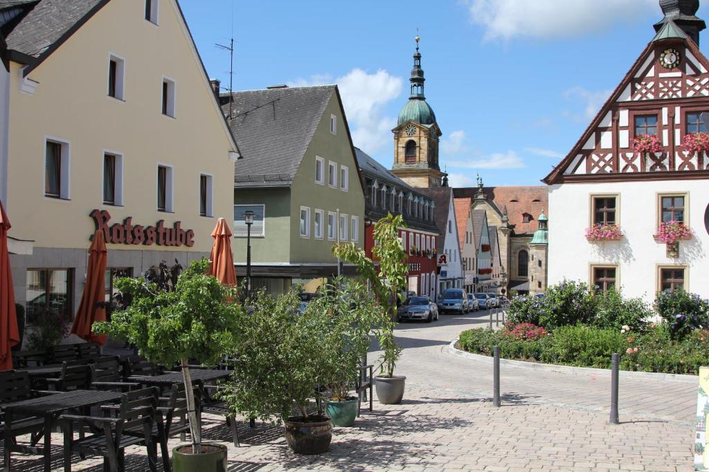 una strada in una città con tavoli e edifici di Ratsstube Pegnitz a Pegnitz