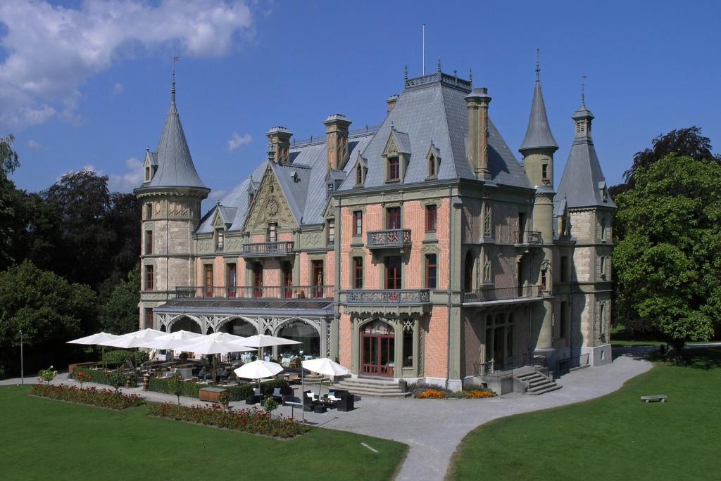 Un jardín fuera de Schloss Schadau - Swiss Historic Hotel