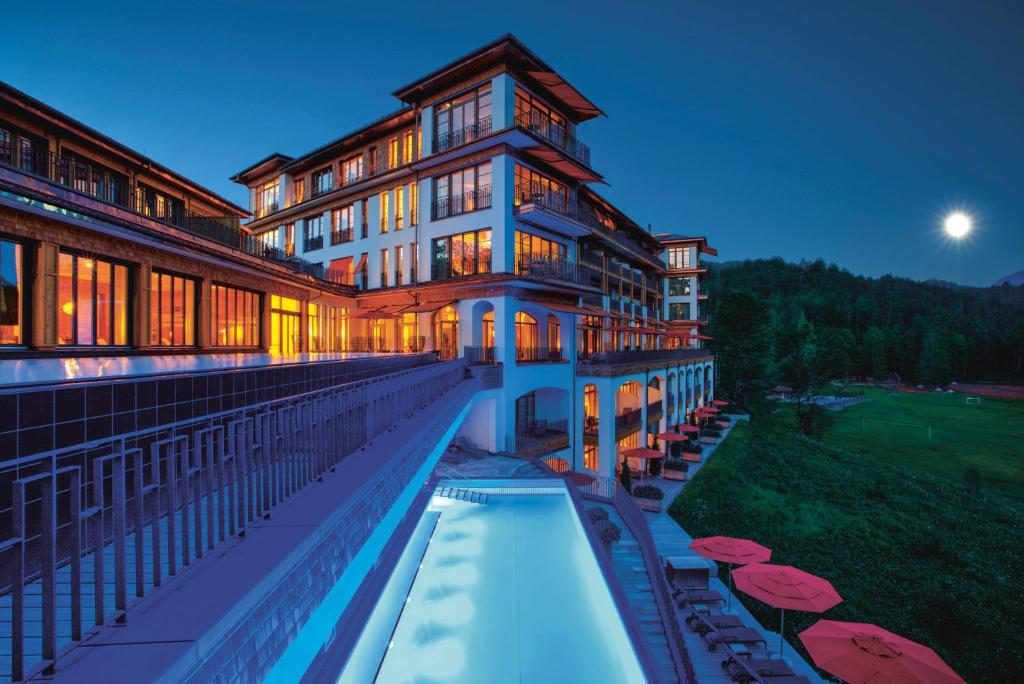 Peldbaseins naktsmītnē Schloss Elmau Luxury Spa Retreat & Cultural Hideaway vai tās tuvumā