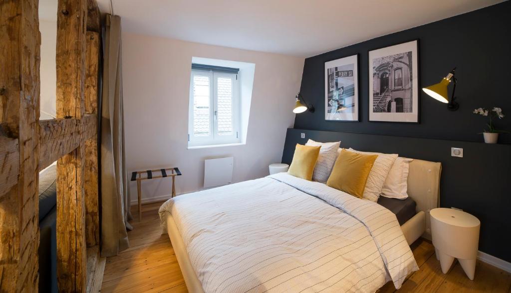 een slaapkamer met een groot bed met gele kussens bij Appartement Cocoon Hypercentre in Straatsburg