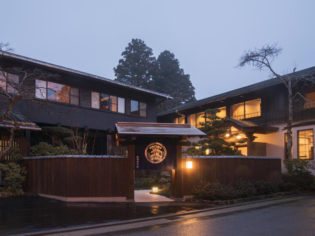 een huis met een klok erop bij Matsuzakaya Honten in Hakone