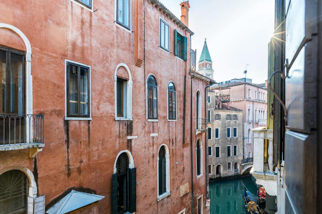 widok na kanał w mieście z budynkami w obiekcie Luxury Venetian Rooms w Wenecji