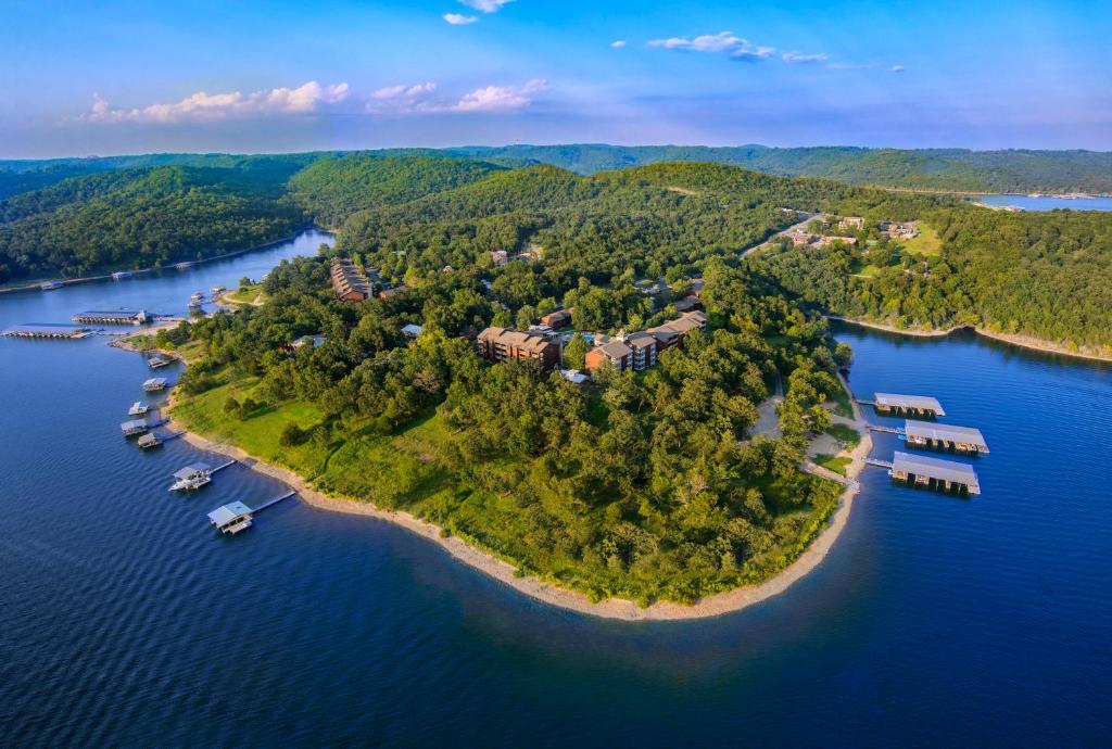 une île dans l'eau avec des maisons et des bateaux dans l'établissement Still Waters Resort, à Branson