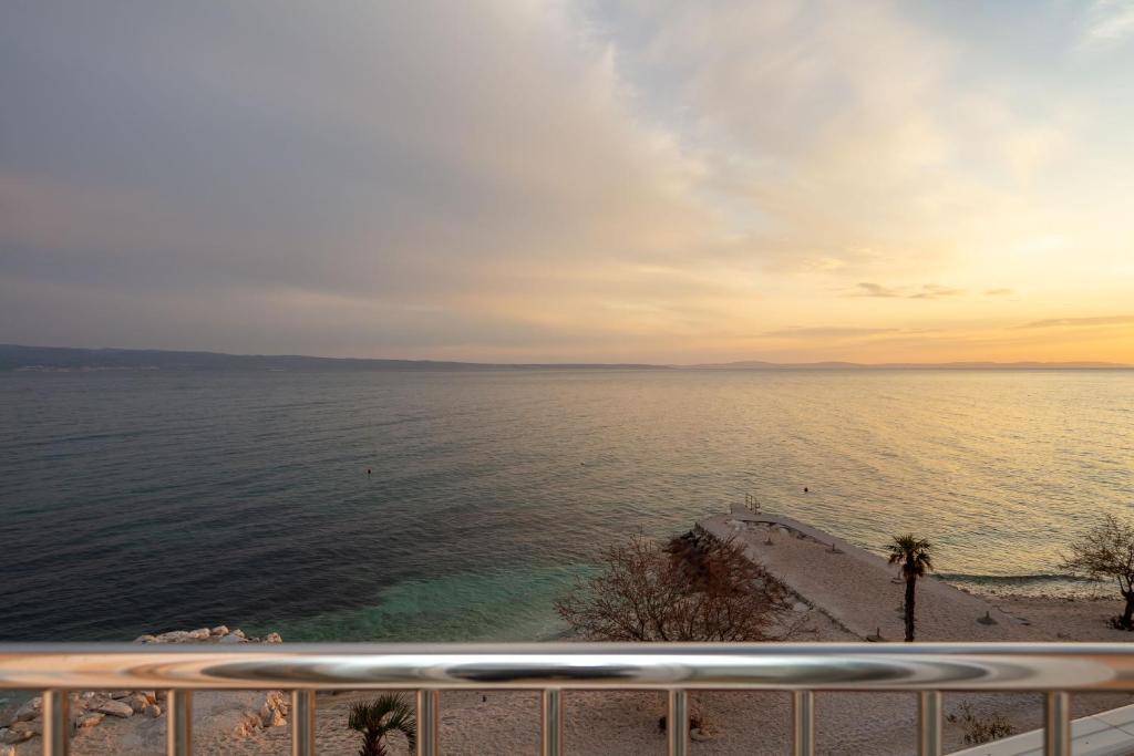 balcone con vista sull'oceano. di Pansion Amigos a Podstrana