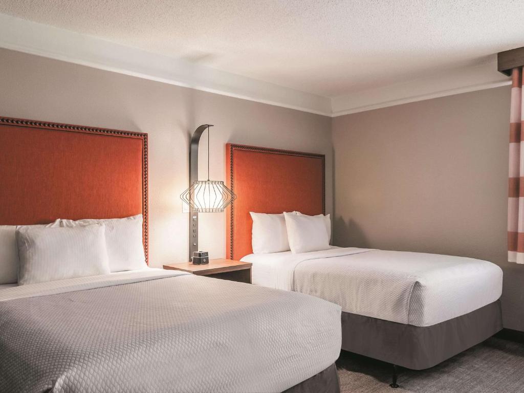 Ein Bett oder Betten in einem Zimmer der Unterkunft La Quinta by Wyndham New Orleans Downtown