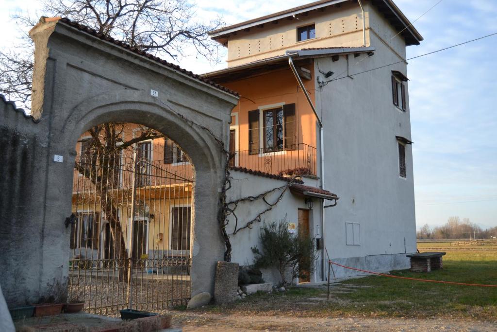 un edificio con un arco davanti di Agriturismo La Farazzina a Oleggio