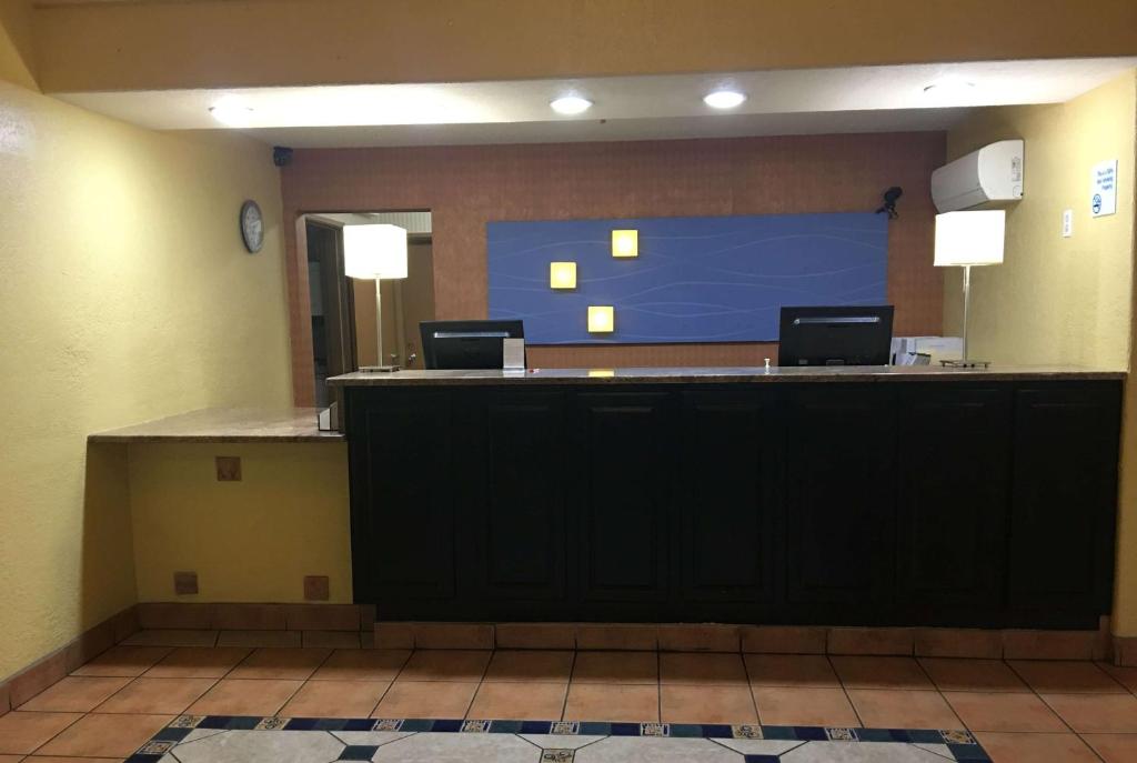 un vestíbulo vacío con un mostrador de recepción en un hospital en Ramada by Wyndham Santa Fe, en Santa Fe