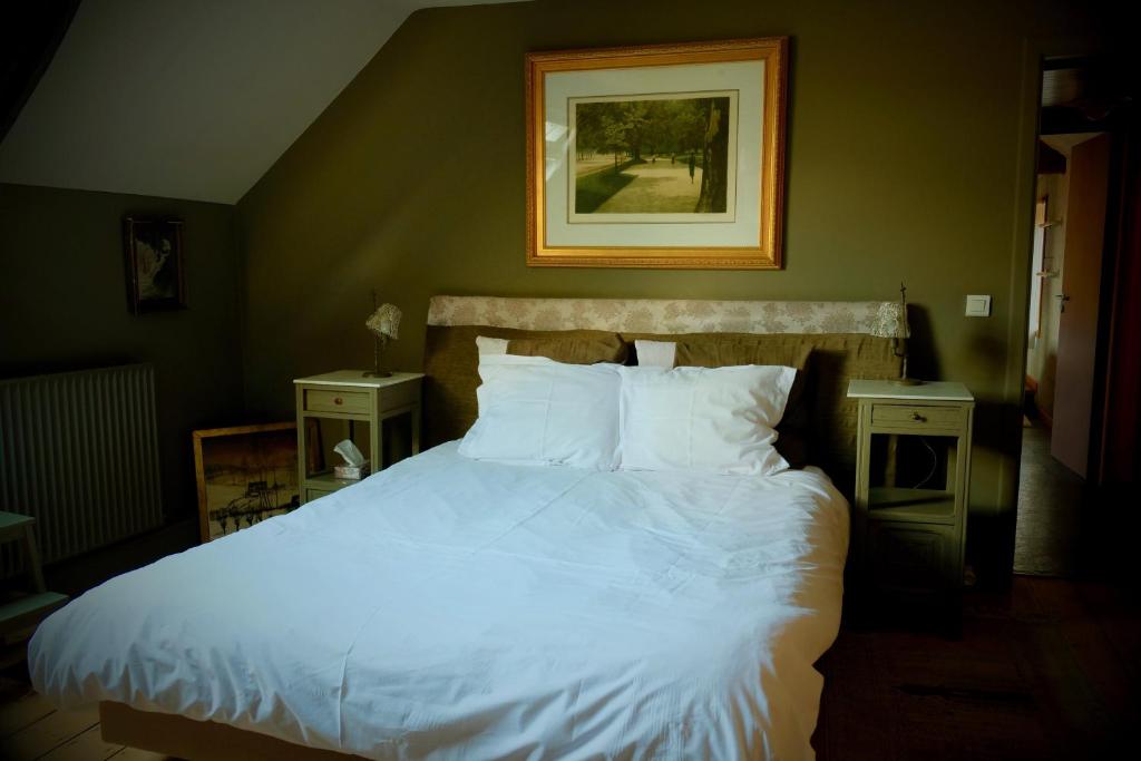 A bed or beds in a room at B&B Compagnons11