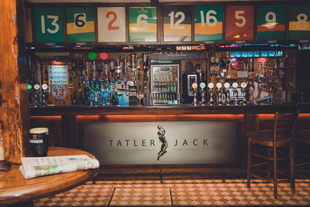 Tatler Jack في كيلارني: بار به رف من زجاجات الكحول