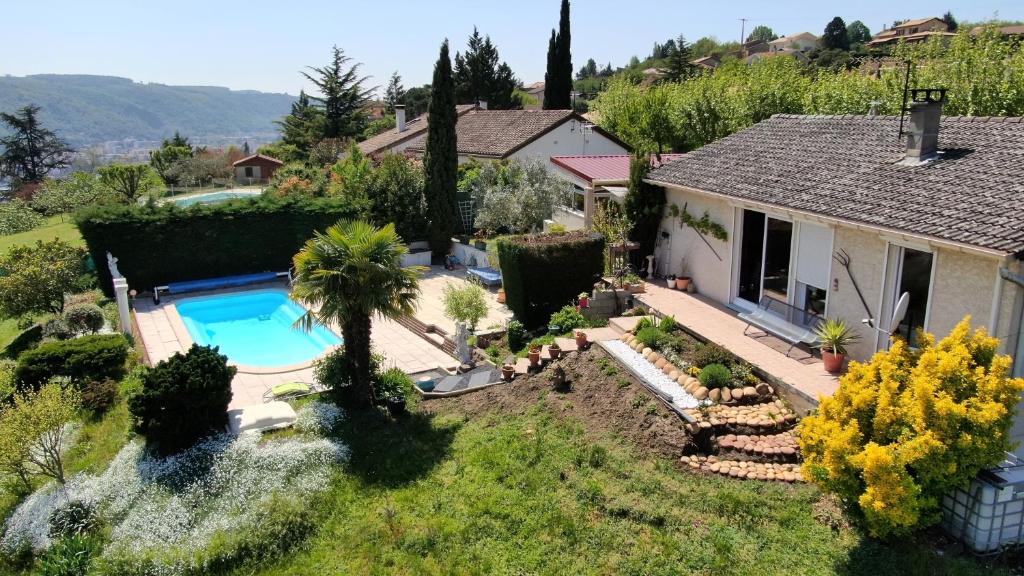 een huis met een zwembad in een tuin bij La Colombe in Vienne