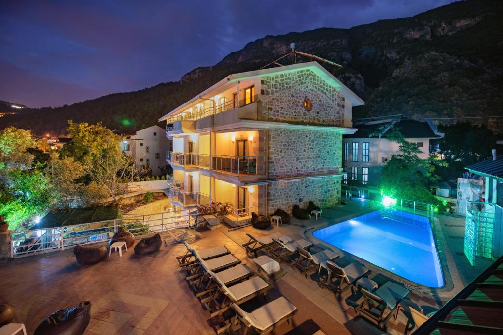 une maison avec une piscine en face de celle-ci dans l'établissement Seyir Beach Hotel, à Ölüdeniz