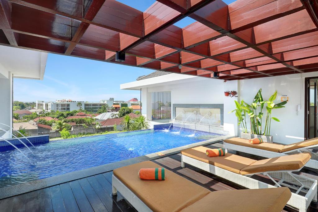 A piscina localizada em HARRIS Hotel Seminyak ou nos arredores