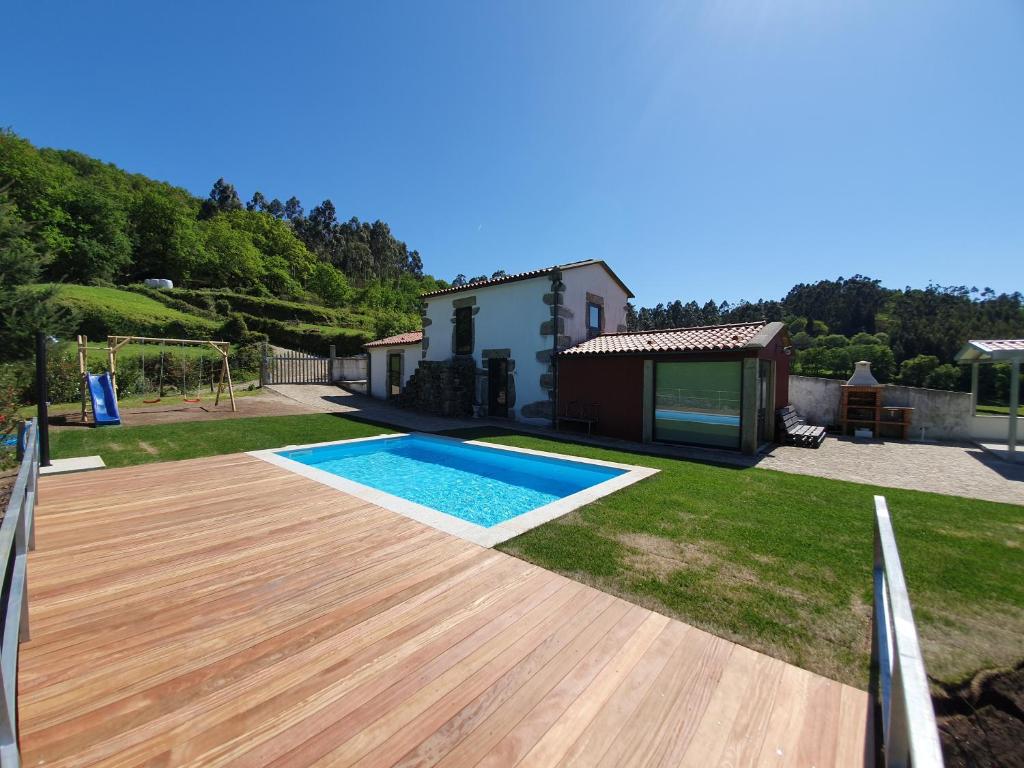 A piscina localizada em Quintinha de Labrujó ou nos arredores