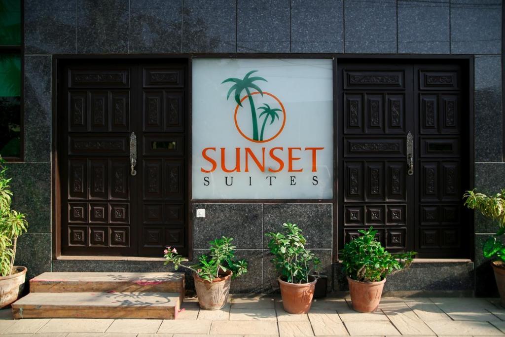 En logo, et sertifikat eller et firmaskilt på Sunset Suites