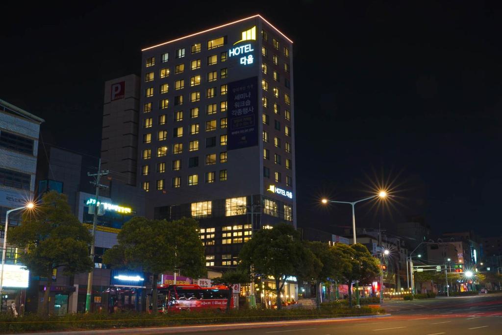 um edifício alto com luzes acesas à noite em Hotel Daoom em Ulsan